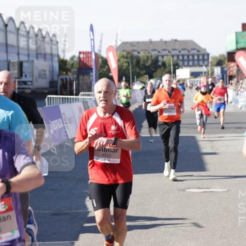 03.10.2025 - Köhlbrandbrückenlauf Jannik Wohlers http://msf.ph/oto/9049713 03.10.2025 13:07:52 Ziel 4159, 4310, 4382, 4639, 5993, 6120, 6163, 6244, 6285, 6384, 6409, 6651, 6696, 6800, 6821 meine-sportfotos.de