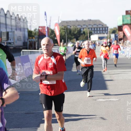 03.10.2025 - Köhlbrandbrückenlauf Jannik Wohlers http://msf.ph/oto/9049737 03.10.2025 13:07:52 Ziel 4159, 4310, 4382, 4639, 5993, 6120, 6163, 6244, 6285, 6384, 6409, 6651, 6696, 6800, 6821 meine-sportfotos.de