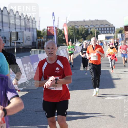 03.10.2025 - Köhlbrandbrückenlauf Jannik Wohlers http://msf.ph/oto/9049753 03.10.2025 13:07:52 Ziel 4159, 4310, 4382, 4639, 5993, 6120, 6163, 6244, 6285, 6384, 6409, 6651, 6696, 6800, 6821 meine-sportfotos.de