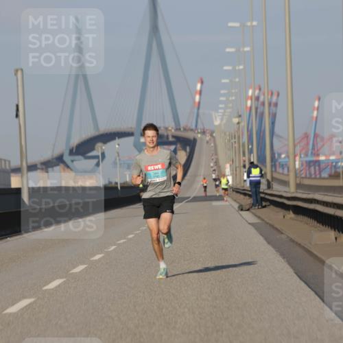 03.10.2025 - Köhlbrandbrückenlauf Jannik Wohlers http://msf.ph/oto/9049781 03.10.2025 09:35:00 Position 3 3782 meine-sportfotos.de