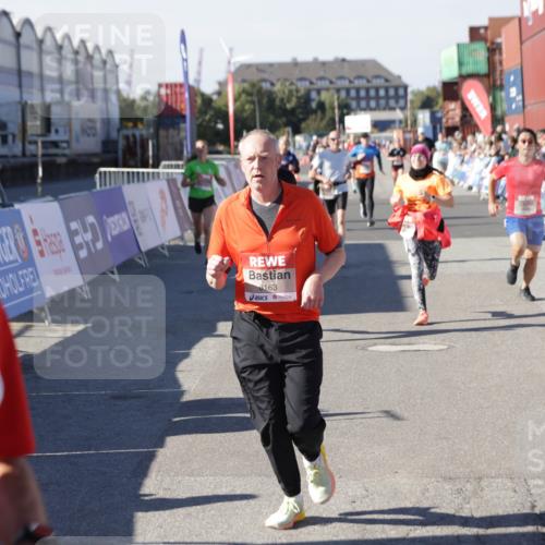03.10.2025 - Köhlbrandbrückenlauf Jannik Wohlers http://msf.ph/oto/9049843 03.10.2025 13:07:55 Ziel 4159, 4184, 4310, 4382, 4395, 4639, 5959, 5993, 6022, 6120, 6163, 6244, 6285, 6348, 6384, 6409, 6651, 6696, 6821 meine-sportfotos.de