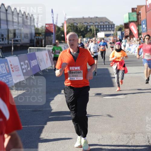 03.10.2025 - Köhlbrandbrückenlauf Jannik Wohlers http://msf.ph/oto/9049847 03.10.2025 13:07:55 Ziel 4159, 4184, 4310, 4382, 4395, 4639, 5959, 5993, 6022, 6120, 6163, 6244, 6285, 6348, 6384, 6409, 6651, 6696, 6821 meine-sportfotos.de