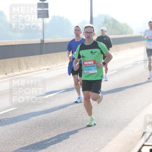 03.10.2025 - Köhlbrandbrückenlauf Lena Gebhardt http://msf.ph/oto/9049878 03.10.2025 09:13:20 Position 1 2702 meine-sportfotos.de