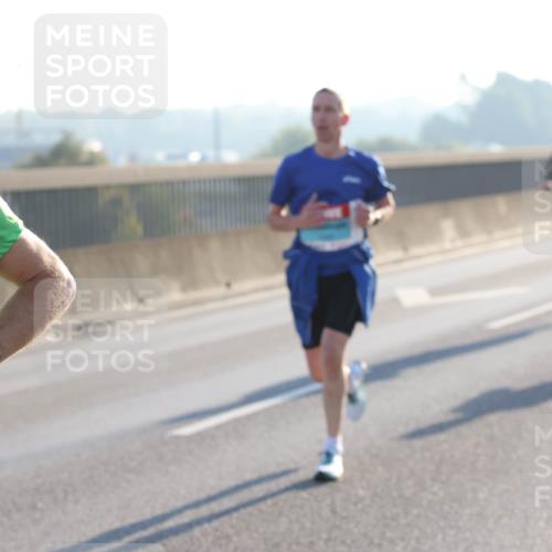 03.10.2025 - Köhlbrandbrückenlauf Lena Gebhardt http://msf.ph/oto/9049905 03.10.2025 09:13:22 Position 1  meine-sportfotos.de