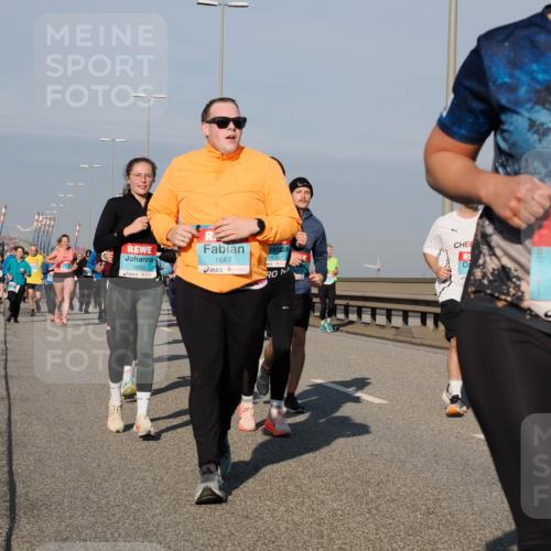 03.10.2025 - Köhlbrandbrückenlauf Fabian Wolf http://msf.ph/oto/9049927 03.10.2025 10:01:10 Position 3 1850, 1667, 1835, 1502 meine-sportfotos.de
