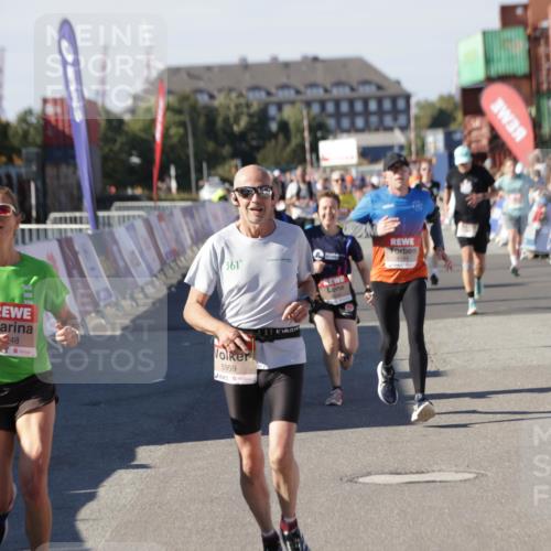 03.10.2025 - Köhlbrandbrückenlauf Jannik Wohlers http://msf.ph/oto/9050015 03.10.2025 13:07:59 Ziel 4184, 4310, 4357, 4382, 4395, 4639, 5959, 5993, 6022, 6120, 6163, 6244, 6285, 6348, 6409, 6651, 6696 meine-sportfotos.de