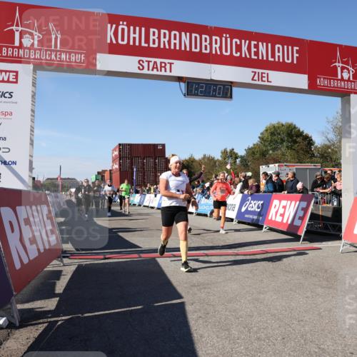 03.10.2025 - Köhlbrandbrückenlauf Lena Gebhardt http://msf.ph/oto/9050044 03.10.2025 13:21:08 Ziel 4393, 4680, 4749, 4846, 5156, 5265, 5363, 5377, 5450, 5618, 5746, 5878, 5882, 5883, 6262, 6282, 6296, 6602, 6645, 6646, 6648, 6650, 6756 meine-sportfotos.de