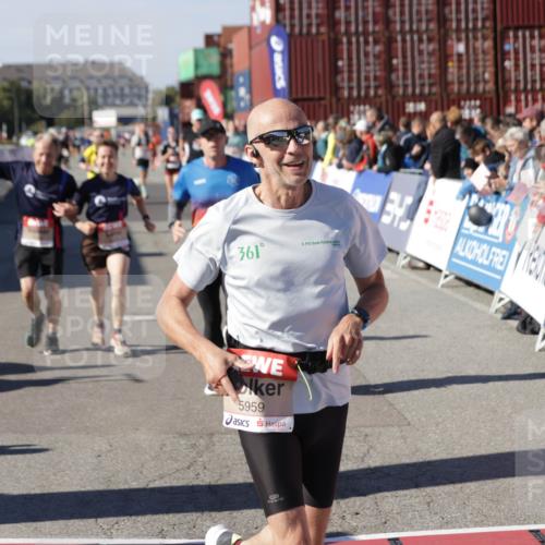 03.10.2025 - Köhlbrandbrückenlauf Jannik Wohlers http://msf.ph/oto/9050109 03.10.2025 13:08:01 Ziel 4107, 4184, 4310, 4357, 4395, 4639, 5959, 5993, 6022, 6120, 6163, 6244, 6348, 6409, 6635, 6651, 6696, 6752 meine-sportfotos.de