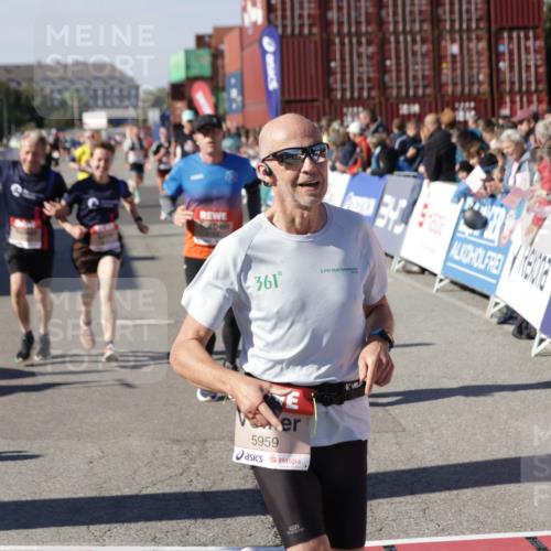 03.10.2025 - Köhlbrandbrückenlauf Jannik Wohlers http://msf.ph/oto/9050113 03.10.2025 13:08:01 Ziel 4107, 4184, 4310, 4357, 4395, 4639, 5959, 5993, 6022, 6120, 6163, 6244, 6348, 6409, 6635, 6651, 6696, 6752 meine-sportfotos.de