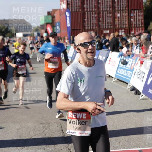 03.10.2025 - Köhlbrandbrückenlauf Jannik Wohlers http://msf.ph/oto/9050118 03.10.2025 13:08:01 Ziel 4107, 4184, 4310, 4357, 4395, 4639, 5959, 5993, 6022, 6120, 6163, 6244, 6348, 6409, 6635, 6651, 6696, 6752 meine-sportfotos.de
