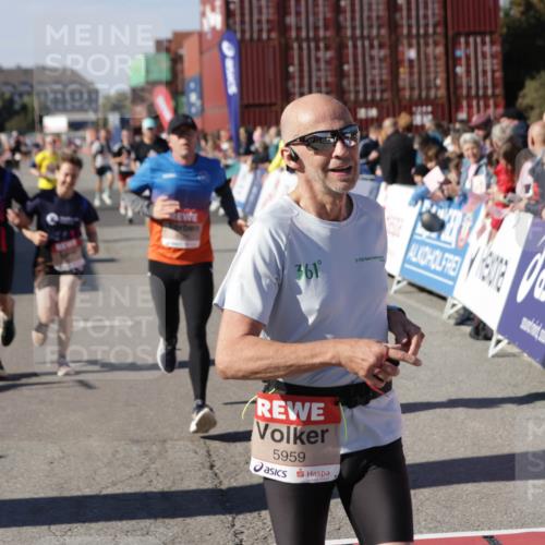 03.10.2025 - Köhlbrandbrückenlauf Jannik Wohlers http://msf.ph/oto/9050120 03.10.2025 13:08:01 Ziel 4107, 4184, 4310, 4357, 4395, 4639, 5959, 5993, 6022, 6120, 6163, 6244, 6348, 6409, 6635, 6651, 6696, 6752 meine-sportfotos.de