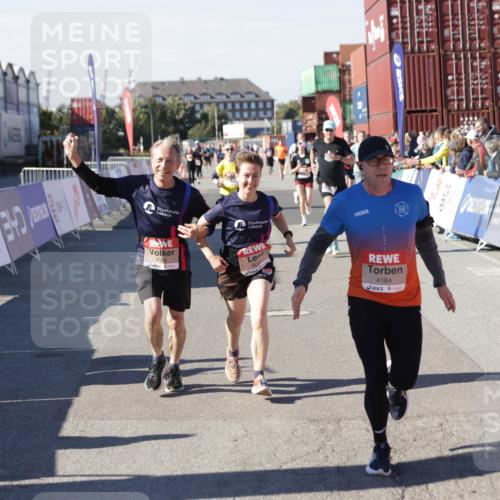 03.10.2025 - Köhlbrandbrückenlauf Jannik Wohlers http://msf.ph/oto/9050122 03.10.2025 13:08:01 Ziel 4107, 4184, 4310, 4357, 4395, 4639, 5959, 5993, 6022, 6120, 6163, 6244, 6348, 6409, 6635, 6651, 6696, 6752 meine-sportfotos.de
