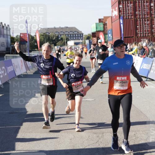 03.10.2025 - Köhlbrandbrückenlauf Jannik Wohlers http://msf.ph/oto/9050135 03.10.2025 13:08:01 Ziel 4107, 4184, 4310, 4357, 4395, 4639, 5959, 5993, 6022, 6120, 6163, 6244, 6348, 6409, 6635, 6651, 6696, 6752 meine-sportfotos.de
