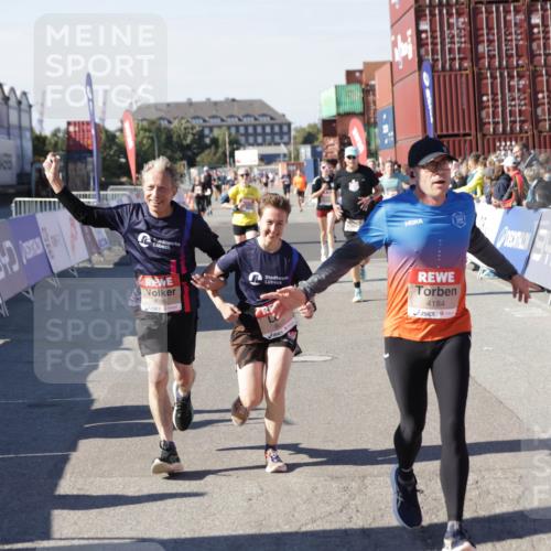 03.10.2025 - Köhlbrandbrückenlauf Jannik Wohlers http://msf.ph/oto/9050142 03.10.2025 13:08:01 Ziel 4107, 4184, 4310, 4357, 4395, 4639, 5959, 5993, 6022, 6120, 6163, 6244, 6348, 6409, 6635, 6651, 6696, 6752 meine-sportfotos.de