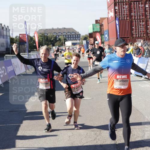 03.10.2025 - Köhlbrandbrückenlauf Jannik Wohlers http://msf.ph/oto/9050149 03.10.2025 13:08:01 Ziel 4107, 4184, 4310, 4357, 4395, 4639, 5959, 5993, 6022, 6120, 6163, 6244, 6348, 6409, 6635, 6651, 6696, 6752 meine-sportfotos.de