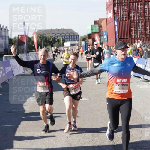 03.10.2025 - Köhlbrandbrückenlauf Jannik Wohlers http://msf.ph/oto/9050155 03.10.2025 13:08:01 Ziel 4107, 4184, 4310, 4357, 4395, 4639, 5959, 5993, 6022, 6120, 6163, 6244, 6348, 6409, 6635, 6651, 6696, 6752 meine-sportfotos.de