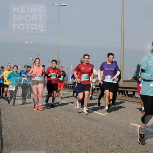 03.10.2025 - Köhlbrandbrückenlauf Fabian Wolf http://msf.ph/oto/9050217 03.10.2025 10:01:17 Position 3 2009, 3762, 1787 meine-sportfotos.de