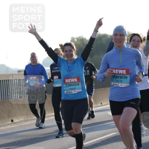 03.10.2025 - Köhlbrandbrückenlauf Jannik Wohlers http://msf.ph/oto/9050254 03.10.2025 09:18:43 Position 3 21, 3743, 3666, 3539, 359 meine-sportfotos.de