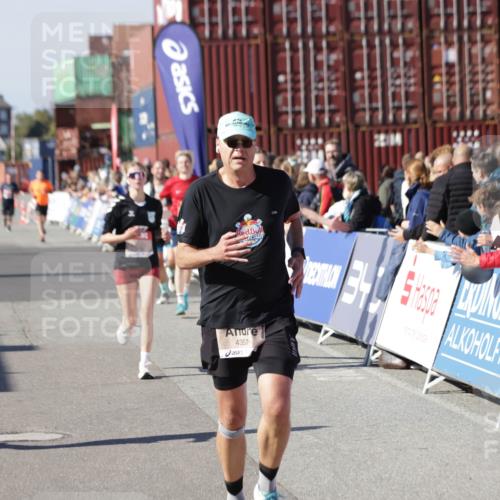 03.10.2025 - Köhlbrandbrückenlauf Jannik Wohlers http://msf.ph/oto/9050306 03.10.2025 13:08:04 Ziel 4107, 4184, 4357, 4395, 4639, 5959, 6022, 6163, 6244, 6348, 6409, 6635, 6752, 6774, 6824 meine-sportfotos.de