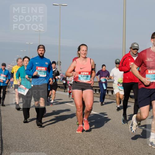 03.10.2025 - Köhlbrandbrückenlauf Fabian Wolf http://msf.ph/oto/9050321 03.10.2025 10:01:19 Position 3 1859, 2010, 2867, 3762 meine-sportfotos.de