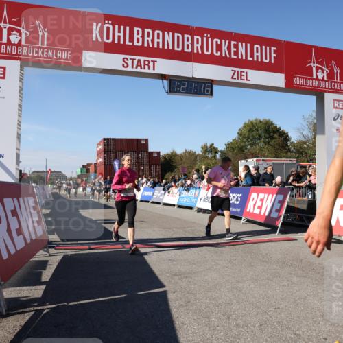 03.10.2025 - Köhlbrandbrückenlauf Lena Gebhardt http://msf.ph/oto/9050337 03.10.2025 13:21:17 Ziel 4363, 4379, 4393, 4601, 4749, 4838, 4846, 5265, 5450, 5618, 5746, 5873, 5878, 5882, 5883, 6262, 6602, 6675, 6676, 6679, 6756 meine-sportfotos.de