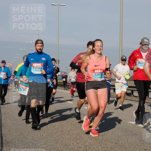 03.10.2025 - Köhlbrandbrückenlauf Fabian Wolf http://msf.ph/oto/9050338 03.10.2025 10:01:19 Position 3 1859, 2010, 2867, 1651, 3762 meine-sportfotos.de
