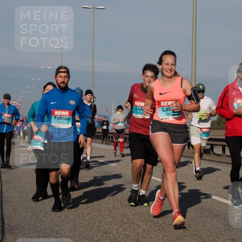 03.10.2025 - Köhlbrandbrückenlauf Fabian Wolf http://msf.ph/oto/9050344 03.10.2025 10:01:20 Position 3 1859, 2010, 2009, 286, 1938 meine-sportfotos.de