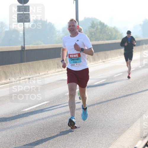 03.10.2025 - Köhlbrandbrückenlauf Lena Gebhardt http://msf.ph/oto/9050346 03.10.2025 09:13:57 Position 1 3086 meine-sportfotos.de