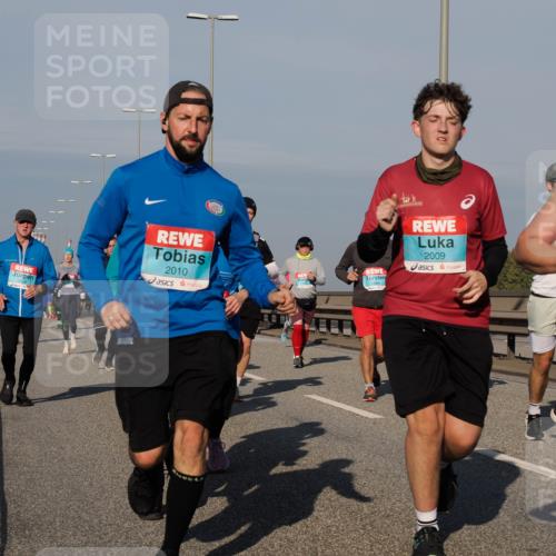 03.10.2025 - Köhlbrandbrückenlauf Fabian Wolf http://msf.ph/oto/9050389 03.10.2025 10:01:21 Position 3 2010, 2009, 28 meine-sportfotos.de