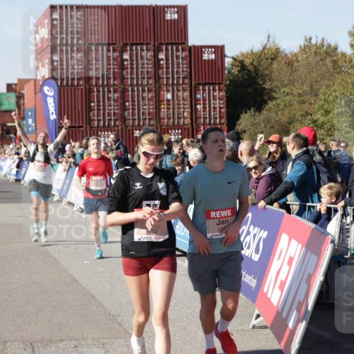 03.10.2025 - Köhlbrandbrückenlauf Jannik Wohlers http://msf.ph/oto/9050458 03.10.2025 13:08:08 Ziel 4107, 4184, 4307, 4357, 4395, 4409, 5959, 6022, 6348, 6635, 6752, 6774, 6824 meine-sportfotos.de