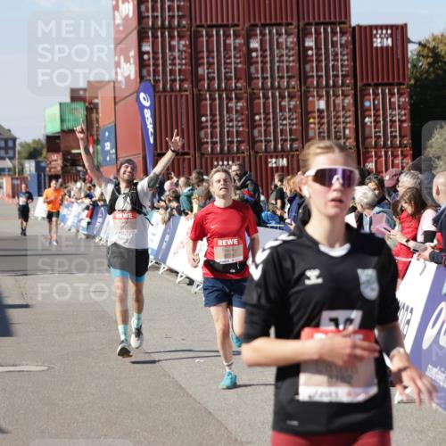 03.10.2025 - Köhlbrandbrückenlauf Jannik Wohlers http://msf.ph/oto/9050480 03.10.2025 13:08:08 Ziel 4107, 4184, 4307, 4357, 4395, 4409, 5959, 6022, 6348, 6635, 6752, 6774, 6824 meine-sportfotos.de