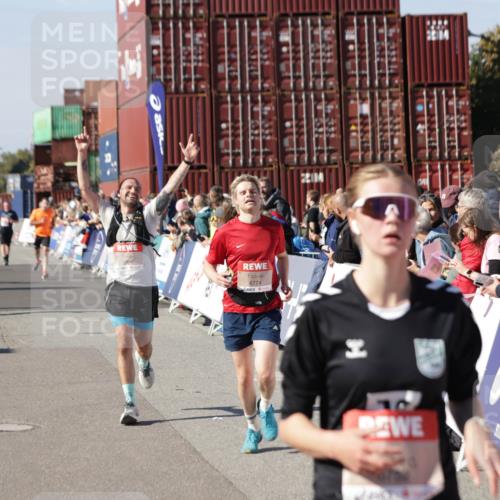 03.10.2025 - Köhlbrandbrückenlauf Jannik Wohlers http://msf.ph/oto/9050484 03.10.2025 13:08:08 Ziel 4107, 4184, 4307, 4357, 4395, 4409, 5959, 6022, 6348, 6635, 6752, 6774, 6824 meine-sportfotos.de