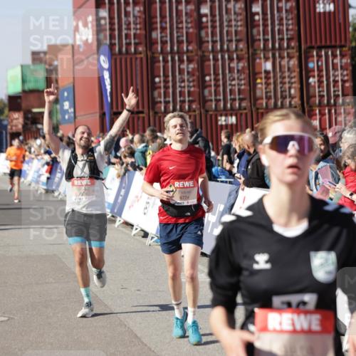 03.10.2025 - Köhlbrandbrückenlauf Jannik Wohlers http://msf.ph/oto/9050489 03.10.2025 13:08:08 Ziel 4107, 4184, 4307, 4357, 4395, 4409, 5959, 6022, 6348, 6635, 6752, 6774, 6824 meine-sportfotos.de