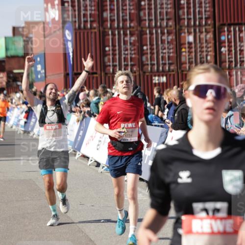 03.10.2025 - Köhlbrandbrückenlauf Jannik Wohlers http://msf.ph/oto/9050495 03.10.2025 13:08:09 Ziel 4107, 4184, 4307, 4357, 4395, 4409, 5959, 6022, 6348, 6635, 6752, 6774, 6824 meine-sportfotos.de