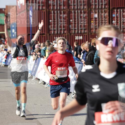 03.10.2025 - Köhlbrandbrückenlauf Jannik Wohlers http://msf.ph/oto/9050508 03.10.2025 13:08:09 Ziel 4107, 4184, 4307, 4357, 4395, 4409, 5959, 6022, 6348, 6635, 6752, 6774, 6824 meine-sportfotos.de