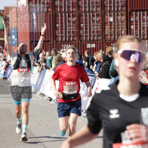 03.10.2025 - Köhlbrandbrückenlauf Jannik Wohlers http://msf.ph/oto/9050513 03.10.2025 13:08:09 Ziel 4107, 4184, 4307, 4357, 4395, 4409, 5959, 6022, 6348, 6635, 6752, 6774, 6824 meine-sportfotos.de