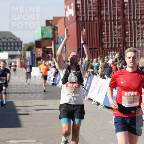 03.10.2025 - Köhlbrandbrückenlauf Jannik Wohlers http://msf.ph/oto/9050565 03.10.2025 13:08:10 Ziel 4107, 4184, 4307, 4357, 4395, 4409, 6022, 6635, 6752, 6774, 6824 meine-sportfotos.de