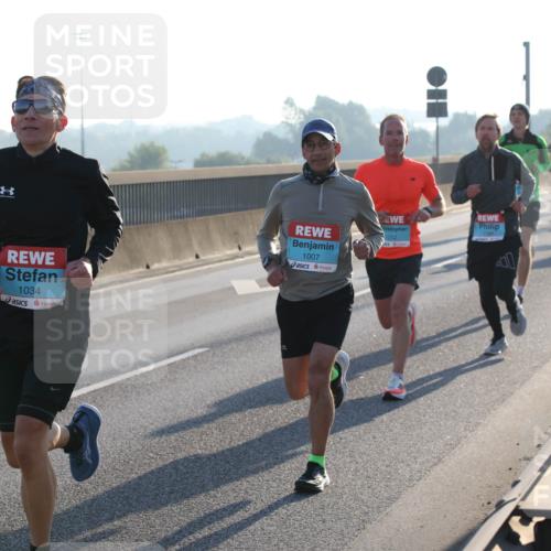 03.10.2025 - Köhlbrandbrückenlauf Lena Gebhardt http://msf.ph/oto/9050586 03.10.2025 09:14:20 Position 1 1034, 1007, 1012 meine-sportfotos.de