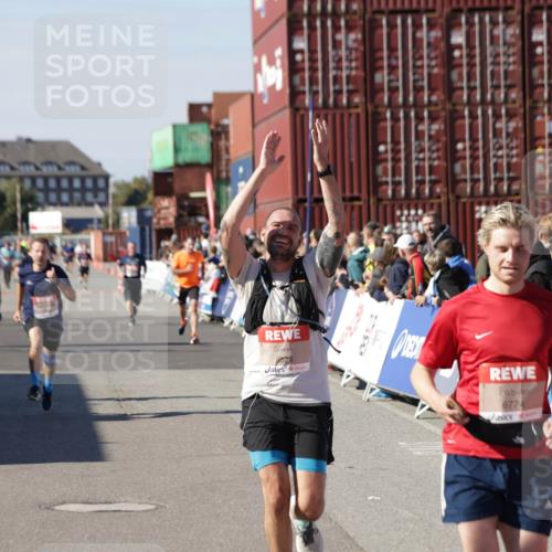 03.10.2025 - Köhlbrandbrückenlauf Jannik Wohlers http://msf.ph/oto/9050597 03.10.2025 13:08:10 Ziel 4107, 4184, 4307, 4357, 4395, 4409, 6022, 6635, 6752, 6774, 6824 meine-sportfotos.de