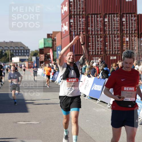 03.10.2025 - Köhlbrandbrückenlauf Jannik Wohlers http://msf.ph/oto/9050613 03.10.2025 13:08:10 Ziel 4107, 4184, 4307, 4357, 4395, 4409, 6022, 6635, 6752, 6774, 6824 meine-sportfotos.de