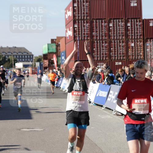 03.10.2025 - Köhlbrandbrückenlauf Jannik Wohlers http://msf.ph/oto/9050627 03.10.2025 13:08:10 Ziel 4107, 4184, 4307, 4357, 4395, 4409, 6022, 6635, 6752, 6774, 6824 meine-sportfotos.de