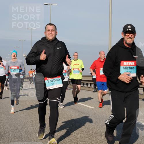03.10.2025 - Köhlbrandbrückenlauf Fabian Wolf http://msf.ph/oto/9050632 03.10.2025 10:01:26 Position 3 3051, 1731, 2082, 3148, 10 meine-sportfotos.de