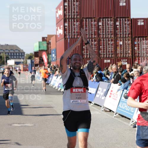 03.10.2025 - Köhlbrandbrückenlauf Jannik Wohlers http://msf.ph/oto/9050649 03.10.2025 13:08:11 Ziel 4107, 4184, 4307, 4357, 4395, 4409, 4768, 5243, 5994, 6022, 6635, 6752, 6774, 6824 meine-sportfotos.de