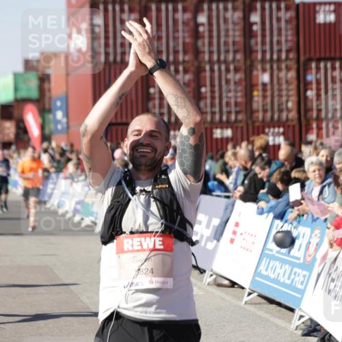 03.10.2025 - Köhlbrandbrückenlauf Jannik Wohlers http://msf.ph/oto/9050672 03.10.2025 13:08:11 Ziel 4107, 4184, 4307, 4357, 4395, 4409, 4768, 5243, 5994, 6022, 6635, 6752, 6774, 6824 meine-sportfotos.de