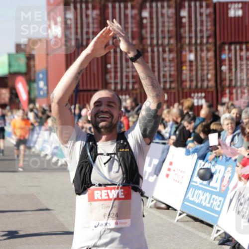 03.10.2025 - Köhlbrandbrückenlauf Jannik Wohlers http://msf.ph/oto/9050676 03.10.2025 13:08:11 Ziel 4107, 4184, 4307, 4357, 4395, 4409, 4768, 5243, 5994, 6022, 6635, 6752, 6774, 6824 meine-sportfotos.de
