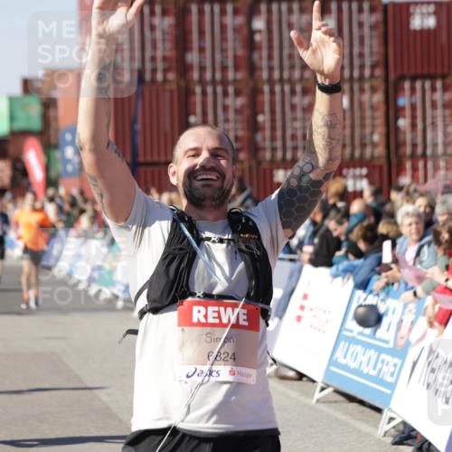 03.10.2025 - Köhlbrandbrückenlauf Jannik Wohlers http://msf.ph/oto/9050695 03.10.2025 13:08:12 Ziel 4107, 4307, 4357, 4409, 4768, 5243, 5994, 6635, 6752, 6774, 6824 meine-sportfotos.de