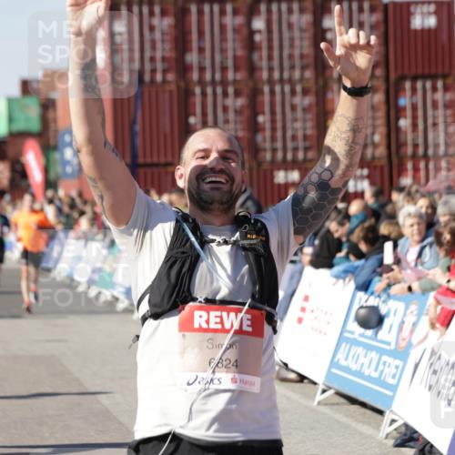 03.10.2025 - Köhlbrandbrückenlauf Jannik Wohlers http://msf.ph/oto/9050698 03.10.2025 13:08:12 Ziel 4107, 4307, 4357, 4409, 4768, 5243, 5994, 6635, 6752, 6774, 6824 meine-sportfotos.de