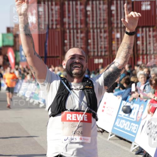 03.10.2025 - Köhlbrandbrückenlauf Jannik Wohlers http://msf.ph/oto/9050701 03.10.2025 13:08:12 Ziel 4107, 4307, 4357, 4409, 4768, 5243, 5994, 6635, 6752, 6774, 6824 meine-sportfotos.de