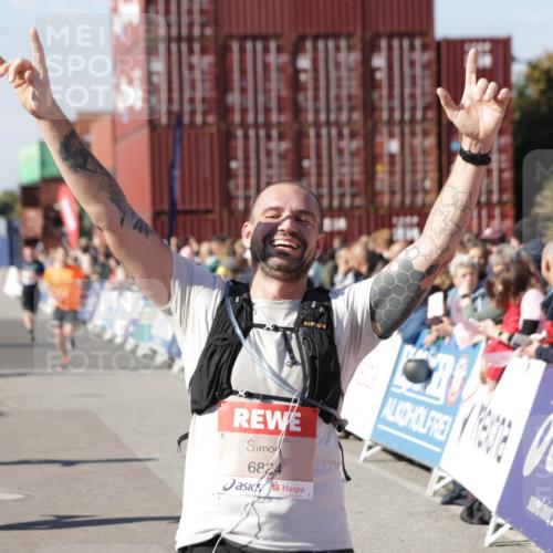 03.10.2025 - Köhlbrandbrückenlauf Jannik Wohlers http://msf.ph/oto/9050712 03.10.2025 13:08:12 Ziel 4107, 4307, 4357, 4409, 4768, 5243, 5994, 6635, 6752, 6774, 6824 meine-sportfotos.de