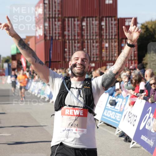 03.10.2025 - Köhlbrandbrückenlauf Jannik Wohlers http://msf.ph/oto/9050714 03.10.2025 13:08:12 Ziel 4107, 4307, 4357, 4409, 4768, 5243, 5994, 6635, 6752, 6774, 6824 meine-sportfotos.de